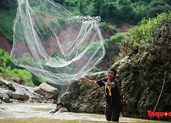 Khách du lịch thích thú trải nghiệm bắt cá suối dưới chân thác Dải Yếm