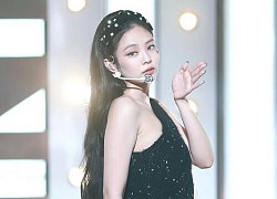 Kim 'siêu vòng 3', Jennie Black Pink lăng xê giày quấn dây chằng chịt đầy điệu nghệ