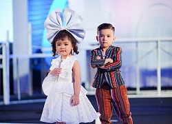 Mẫu nhí dắt tay nhau catwalk