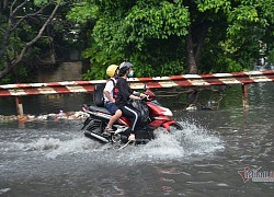 Người Sài Gòn ngã nhào khi bơi giữa đường ngập