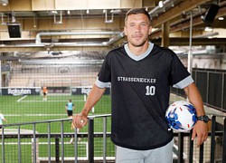 Podolski biến nhà máy thành tổ hợp giải trí