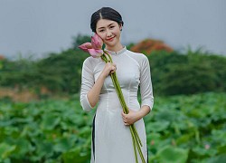 Thiếu nữ mải mê tạo dáng bên sen, áo yếm buông lơi hết cỡ suýt... rơi