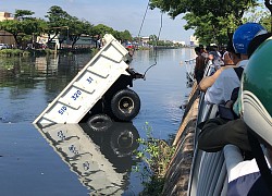 TP. HCM: Xe ben đang chạy bất ngờ lao đầu xuống kênh Tàu Hủ, tài xế hoảng hồn tung cửa bơi vào bờ