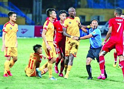 V-League 'đánh bạc' với trọng tài