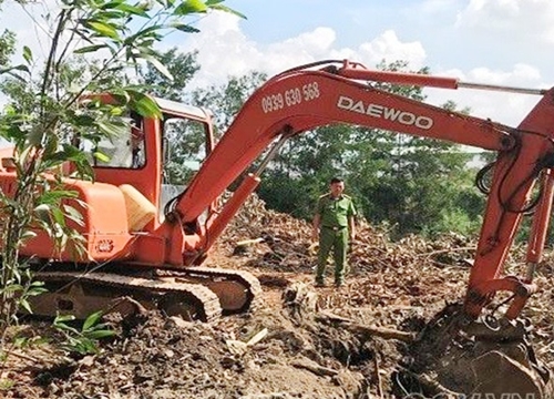 Bắt quả tang công ty nước ngoài chôn hơn 3 tấn rác thải nguy hại