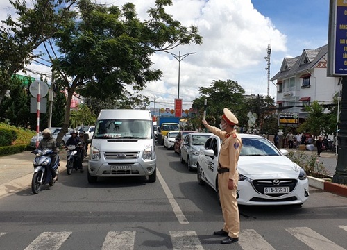 CSGT Đà Lạt căng mình điều tiết giao thông mùa du lịch