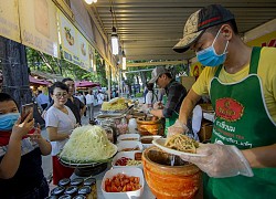 Đến ngày hội liên hoan ẩm thực ăn cơm lam, ba khía trộn