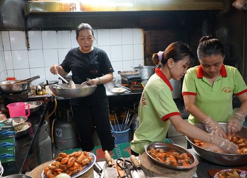 Gọi con công an về bán lẩu tôm trong hẻm