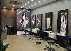 3 người ngồi trong salon tóc bỗng bật dậy, la hét bỏ chạy, khung cảnh ngoài cửa khiến tất cả kinh sợ