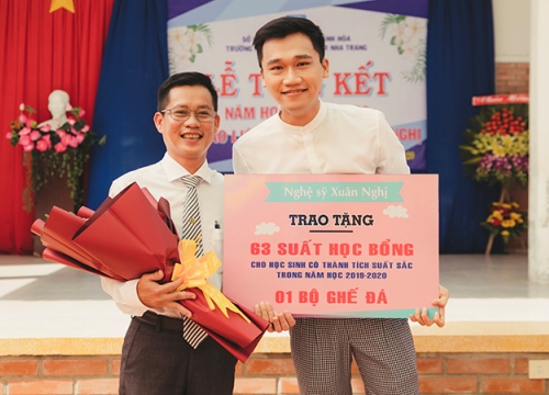 Xuân Nghị về quê trao học bổng