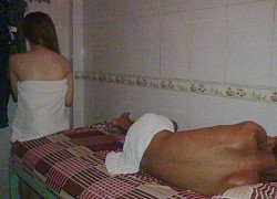 Bắt quả tang 2 nữ tiếp viên massage bán dâm cho khách tại phòng VIP