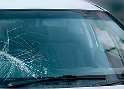 Cách bảo vệ kính chắn gió xe không bị vỡ, nứt trong mùa hè