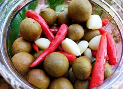 Cách làm sấu ngâm mắm ớt giòn ngon đưa cơm ngày hè nắng