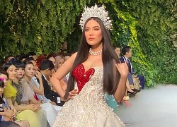'Chị em Hoàn vũ' Mâu Thủy - Khánh Vân cùng 'Mẹ bỉm thần thái' Lan Khuê diễn Vedette thiêu đốt mọi ánh nhìn
