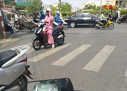 Chị gái trùm kín mít dừng xe giữa đường để mua trái cây - cảnh tượng khiến bao người ngao ngán