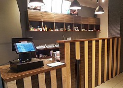 Đứng ở quầy thu ngân, cô gái trẻ bất thình lình tụt váy xuống đất vì một nguyên do khiến ai có mặt cũng đều "câm nín"