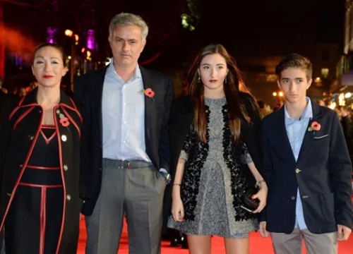 HLV Mourinho bịt mặt kín đi thăm 'bạn khác giới'
