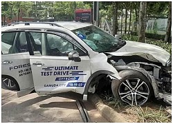 Khách hàng lái thử xe đâm thân cây, ôtô bung 5 túi khí
