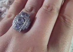Khoe nhẫn đính hôn, cô nàng băn khoăn vì nó trông giống cột đèn tín hiệu giao thông nhưng sức tưởng tượng của dân mạng còn phong phú hơn