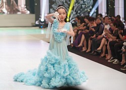 Mẫu nhí 7 tuổi mặc váy nặng 15kg, dài 2m vẫn catwalk cực đỉnh