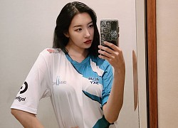 Ngẩn ngơ trước nhan sắc nóng bỏng của cô nàng diện áo Damwon Gaming: Hóa ra là nữ ca sĩ có biệt danh &#8220;nữ hoàng quyến rũ Kpop&#8221;