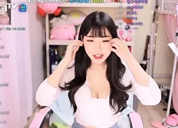 Lười biếng, livestream cảnh ngủ trên sóng, nữ streamer xinh đẹp vẫn hút hàng ngàn người xem, nhưng suýt bay màu kênh vì khoảnh khắc hớ hênh