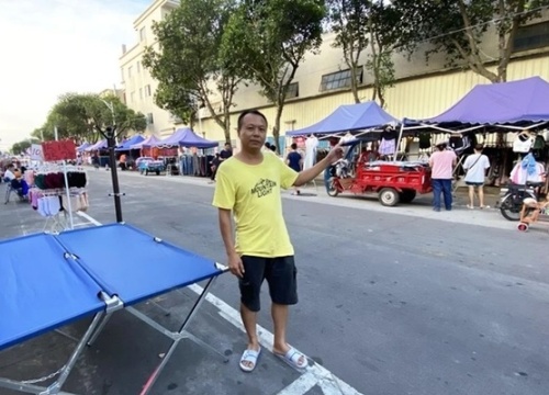 Những ông chủ Trung Quốc đi bán hàng rong