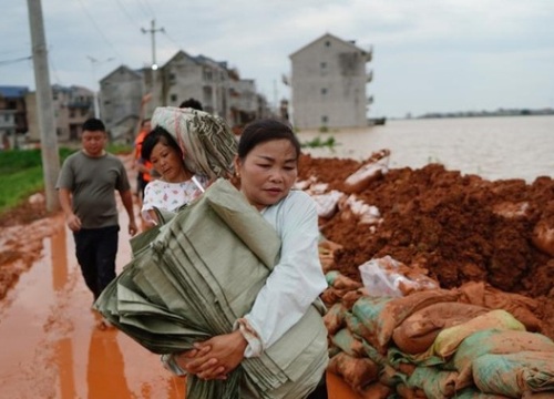 Nữ 'chiến binh' chống lũ Trung Quốc