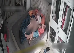 SỐC: Lộ clip một phụ nữ bán nude, thoải mái để các bé trai bé gái đụng chạm nhạy cảm