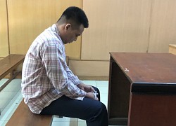 Thợ cắt tóc giật đồ, kéo lê người nước ngoài giữa trung tâm