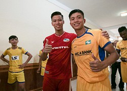 Văn Đức vừa nắm chặt tay Trọng Đại trong đường hầm, vừa gạ gẫm: &#8220;Để đội anh thắng nhé&#8221;