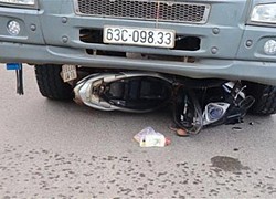 Xe máy va chạm ô tô tải khiến hai người chết