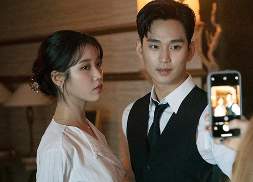 Biết Kim Soo Hyun thân "sát vách" với IU, NSX Điên Thì Có Sao cho cô em gái quốc dân làm "cameo" theo kiểu đặc biệt luôn!