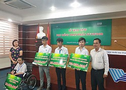 Đại học Quốc gia Thành phố Hồ Chí Minh trao học bổng cho sinh viên nghèo