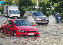 Mưa bão, lái xe vượt chỗ ngập sâu dễ nhận quả đắng