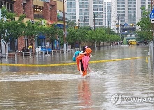 Mưa lớn tại Hàn Quốc, 3 người tử vong trong xe ôtô ngập nước