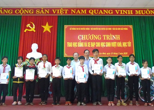 Nâng bước chân em đến trường