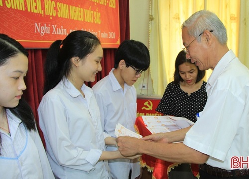 Nghi Xuân trao thưởng 53 học sinh giỏi và sinh viên, học sinh nghèo vượt khó