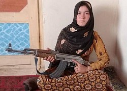 Thiếu nữ vác AK hạ hai phiến quân Taliban