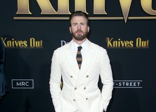 Trang phục tôn vẻ lịch lãm của Chris Evans