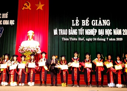 Trường ĐH Khoa học Huế trao bằng tốt nghiệp cho 681 sinh viên