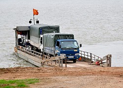 Nhìn chiếc phà trôi lững lờ giữa kênh chở theo chiếc ô tô mới cáu cạnh, dân tình ngơ ngác hỏi nhau "Sao không phóng thẳng xe về nhà?"