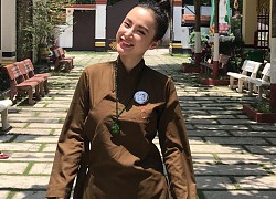 Chị em Angela Phương Trinh sống thanh tịnh, diện trang phục kín đáo