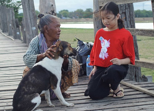 Cô bé chỉ học trường làng nói tiếng Anh 'như gió'