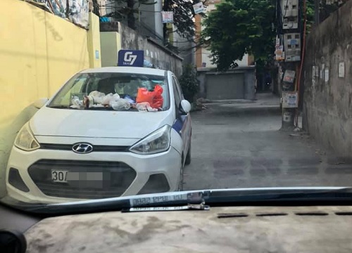 Đỗ xe trong ngõ gây cản trở, khi quay lại tài xế taxi tá hoá vì nhận hàng loạt "túi quà" lạ