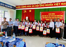 Đồng chí Võ Văn Phuông thăm và tặng quà các gia đình chính sách tại Tây Ninh