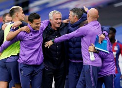 Mourinho ăn mừng khi cùng Tottenham dự Europa League