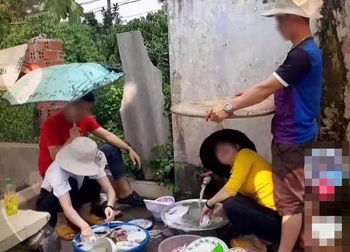 Thấy bạn gái rửa "núi" bát ngày ra mắt, hai thanh niên có hành động tưởng ga lăng ai ngờ bị "mắng sấp mặt"