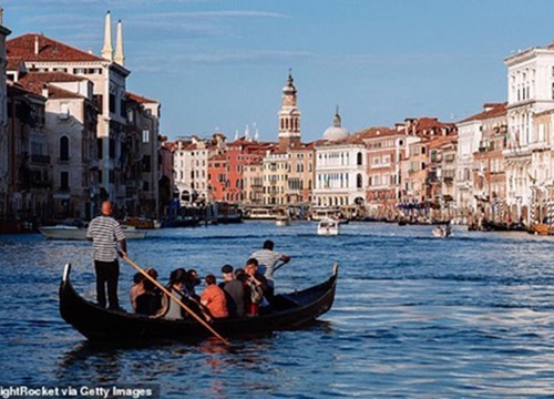 Venice giảm công suất thuyền Gondola vì tình trạng du khách "quá cân"