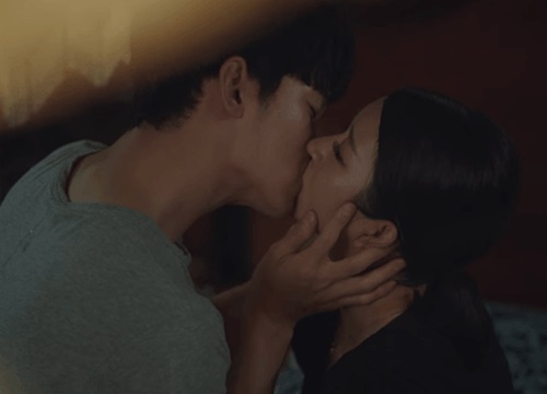 Vừa chia tay, Kim Soo Hyun đã khoá môi làm hoà cực ngọt với Seo Ye Ji ở Điên Thì Có Sao tập 11